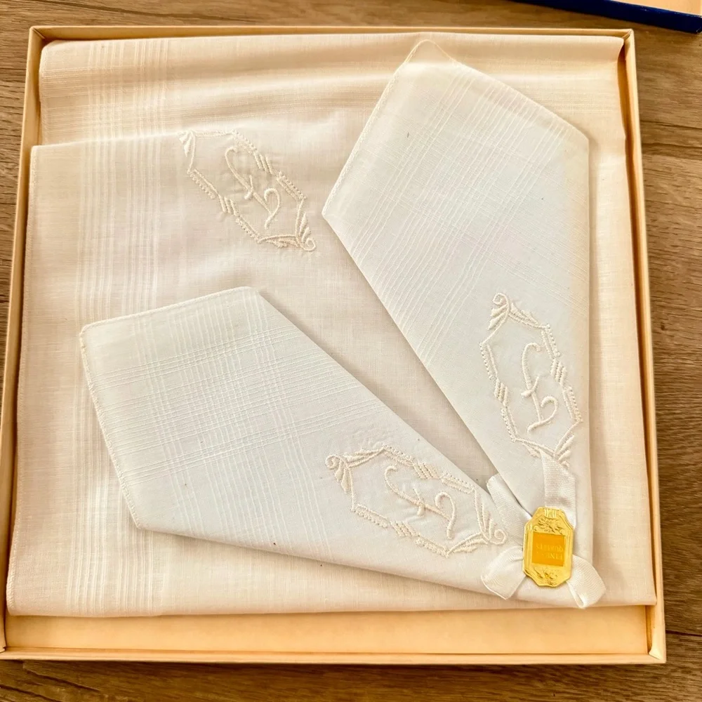 NIB Vtg Fine Quality Handkerchief Napkins Pack of 4, Embroidered Letter,‎ White